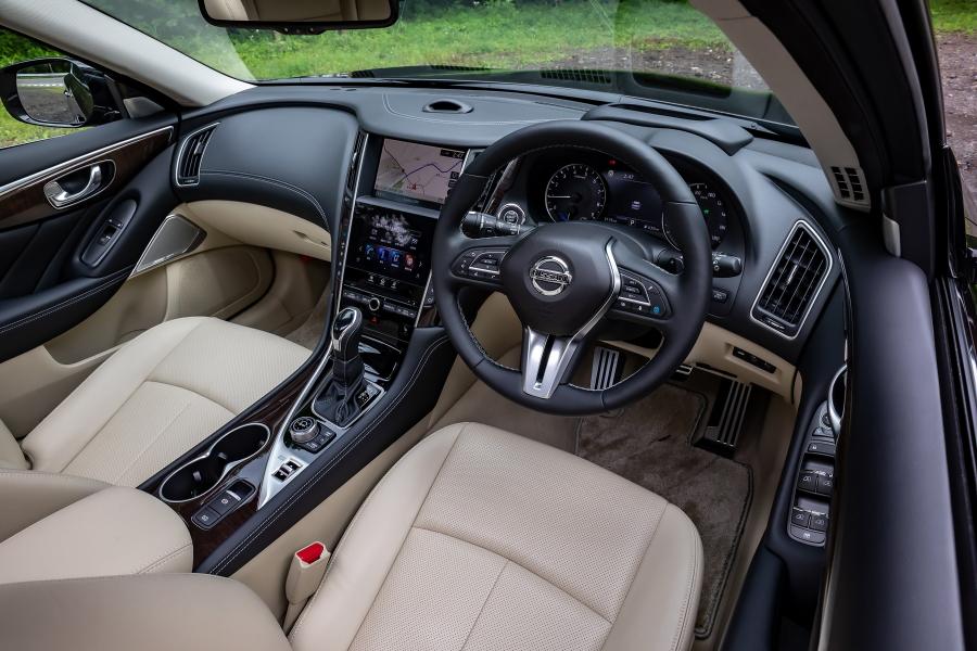 Торпедо Nissan Skyline GT Hybrid (V37) 2019 года  (фото 15 из 35)